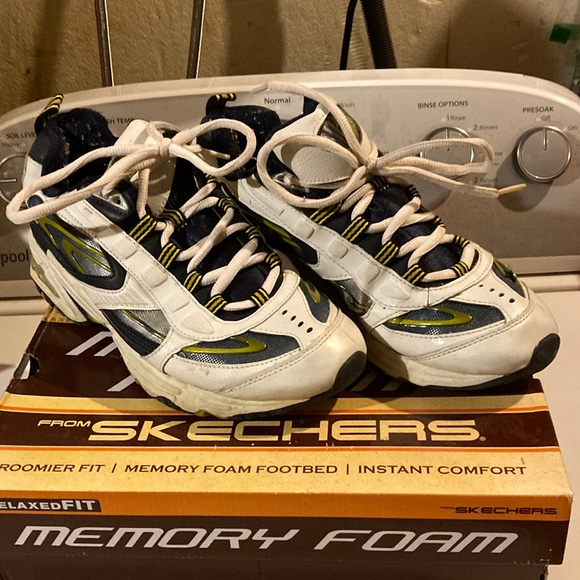 Skechers relaxed fit memory foam sneakers size 8.5 - Picture 1 of 2